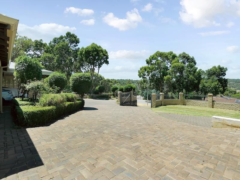 25 Blackwood Drive, Mount Nasura WA 6112