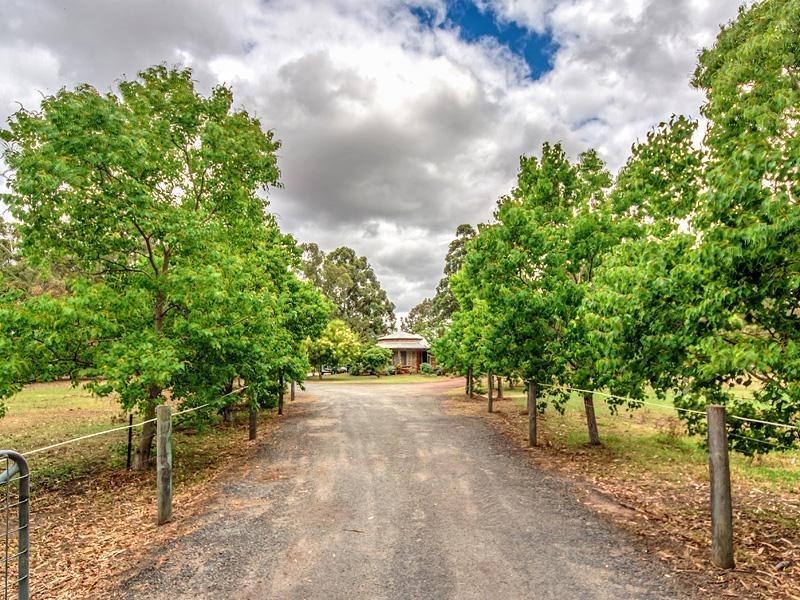 27 Tiara Court, Darling Downs WA 6122