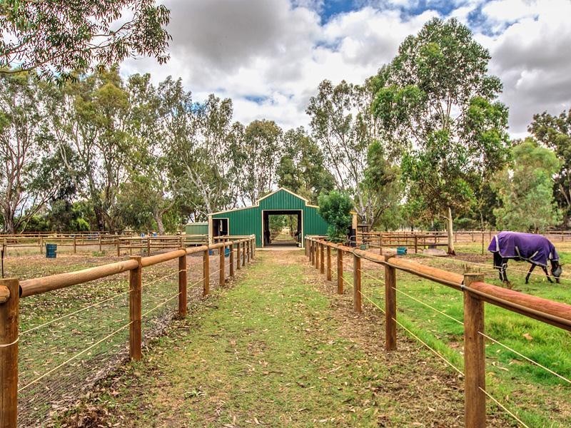 27 Tiara Court, Darling Downs WA 6122