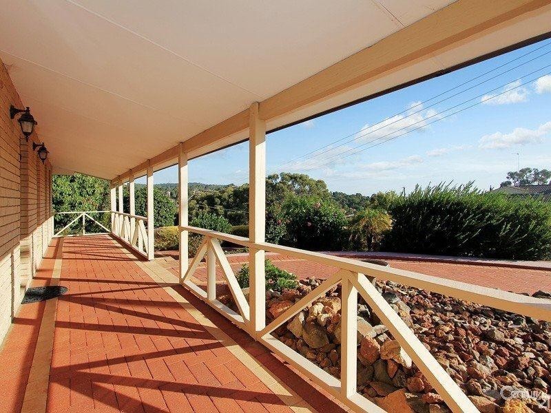 17 Wangoola Terrace, Mount Nasura WA 6112