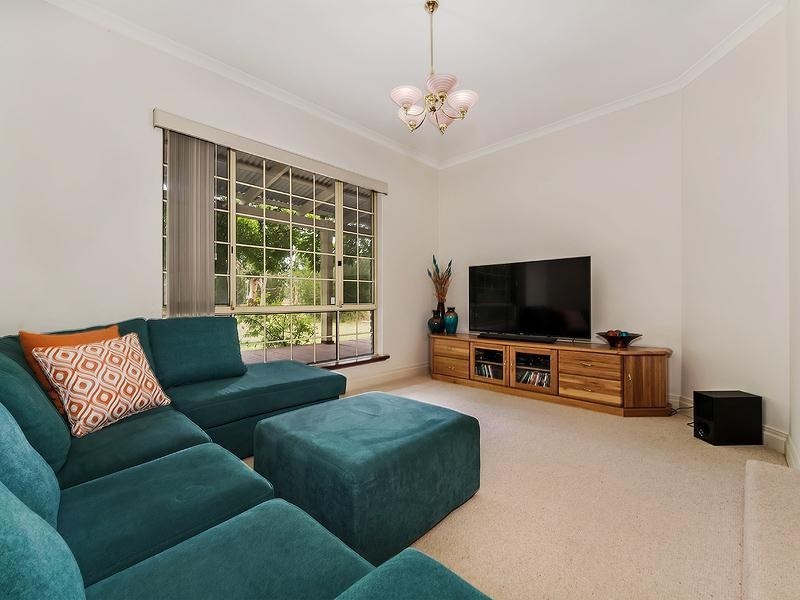 12 Foxton Drive, Oakford WA 6121