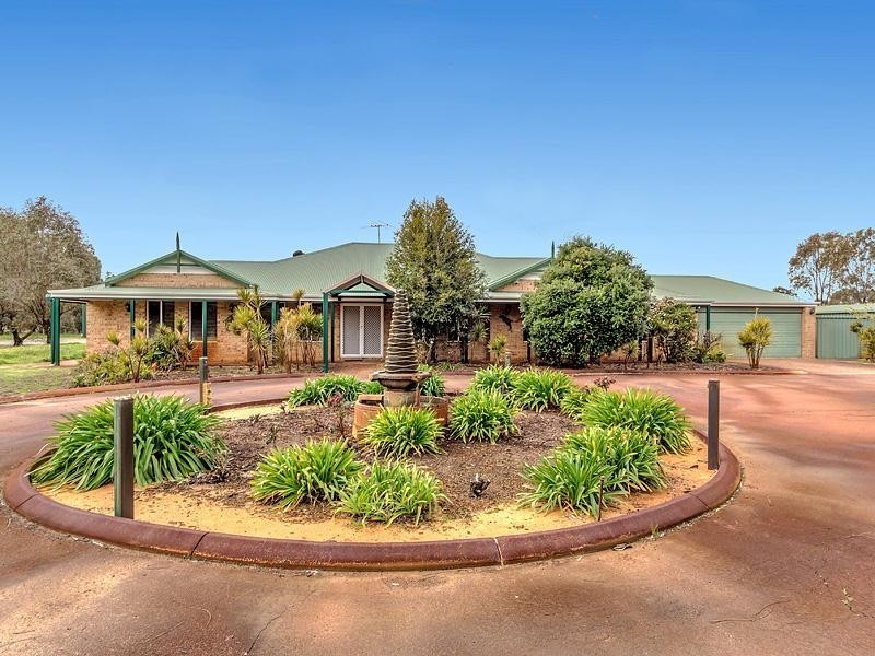 18 Meadows Way, Oakford WA 6121