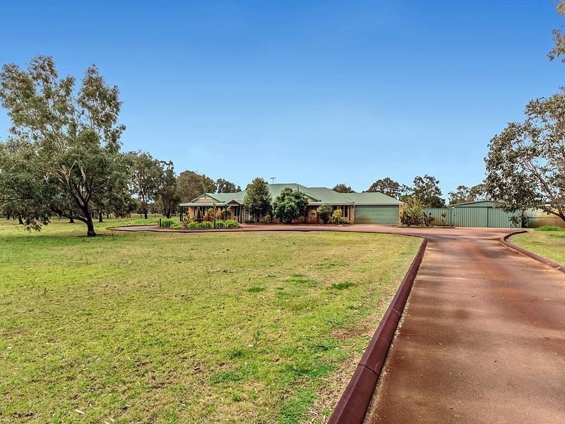 18 Meadows Way, Oakford WA 6121