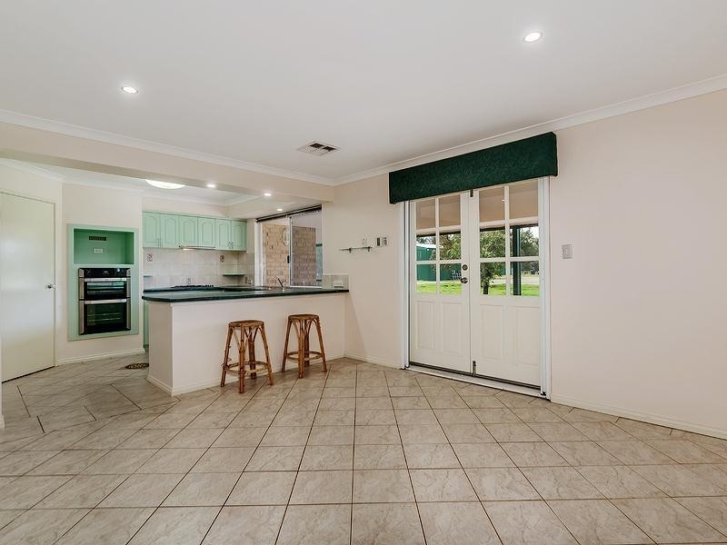 18 Meadows Way, Oakford WA 6121