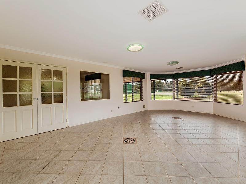 18 Meadows Way, Oakford WA 6121