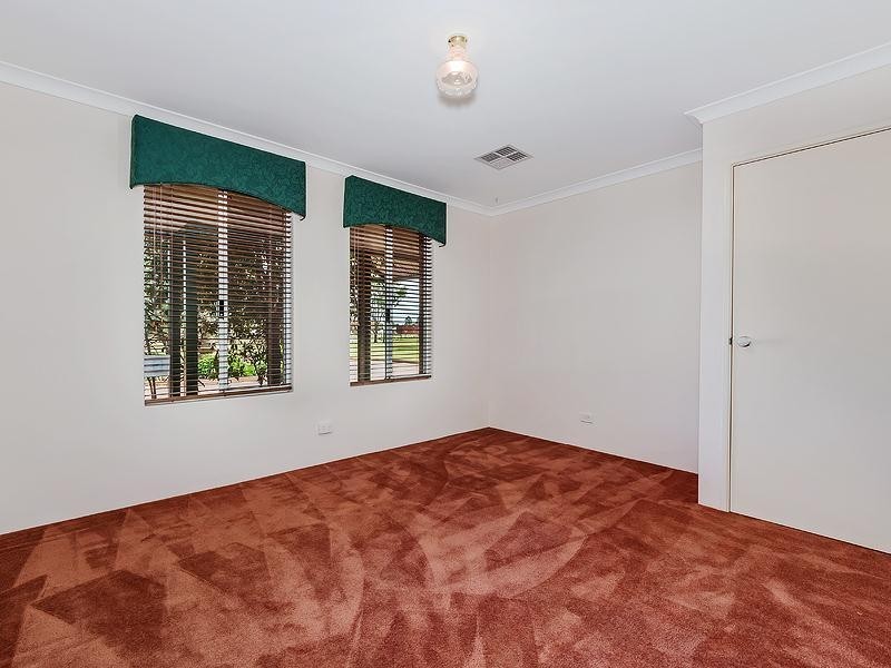 18 Meadows Way, Oakford WA 6121