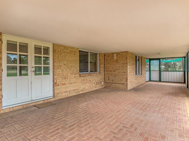 18 Meadows Way, Oakford WA 6121