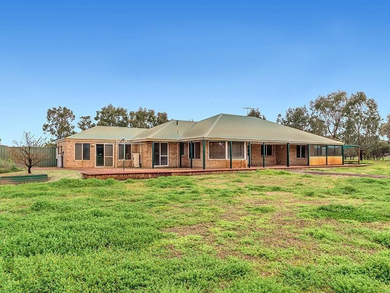 18 Meadows Way, Oakford WA 6121