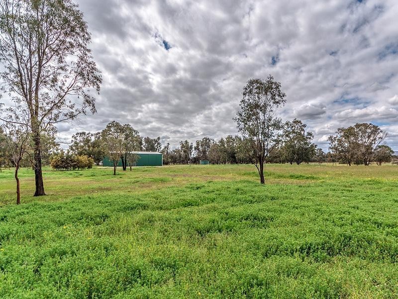 18 Meadows Way, Oakford WA 6121