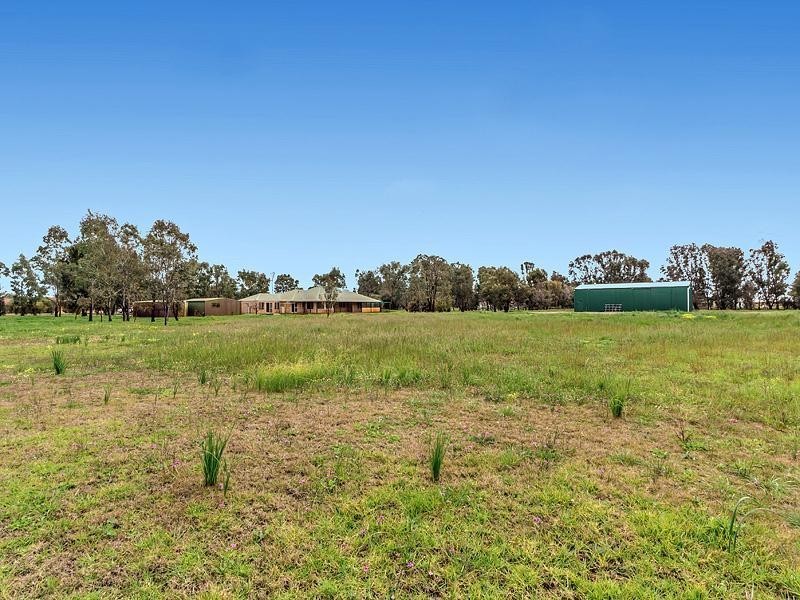 18 Meadows Way, Oakford WA 6121