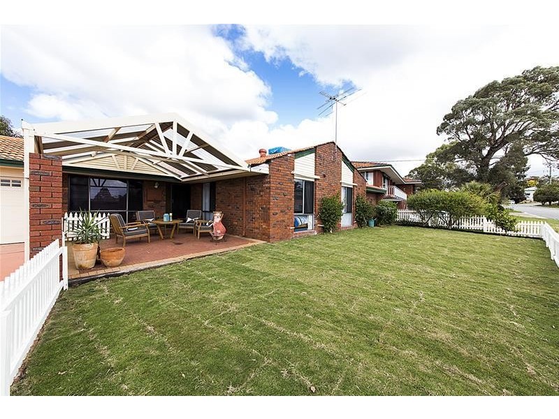 17 Emerald Place, Mount Richon WA 6112