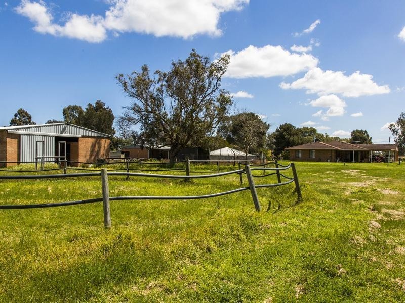 197 Blair Road, Oakford WA 6121