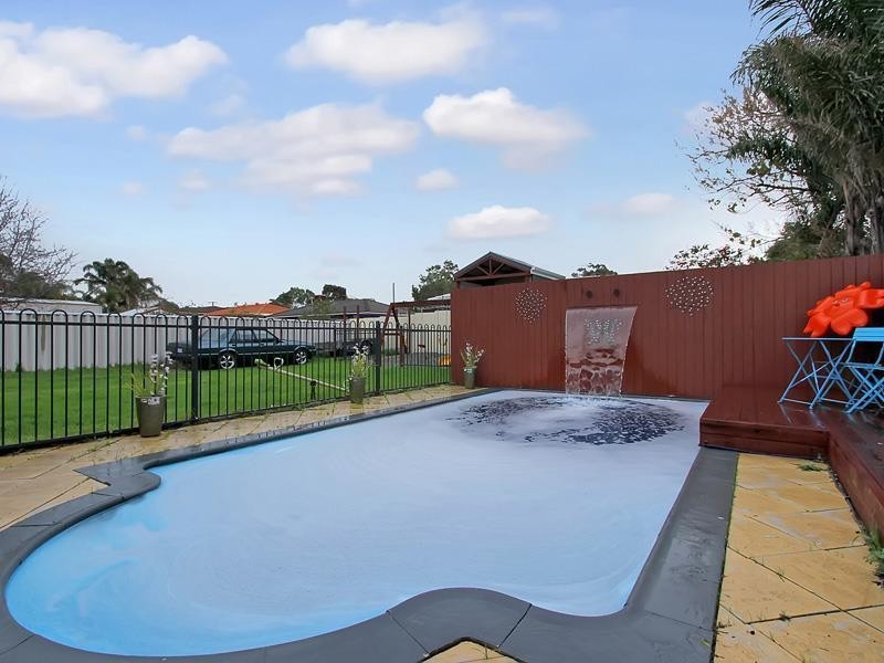 74 Ravenscroft Way, Kelmscott WA 6111