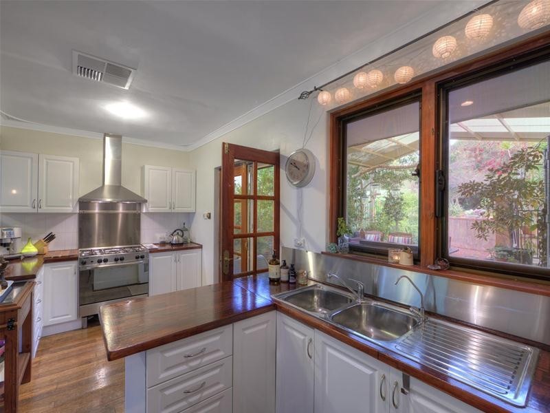 51 Sampson Road, Lesmurdie WA 6076