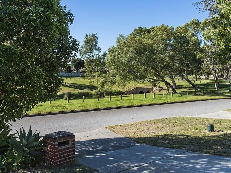 10 Ashworth Way, Brookdale WA 6112