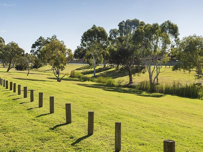 10 Ashworth Way, Brookdale WA 6112