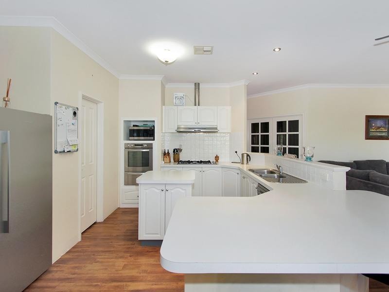 8 Darling Range Drive, Bedfordale WA 6112