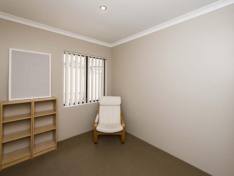 2/21 Friar Road, Armadale WA 6112