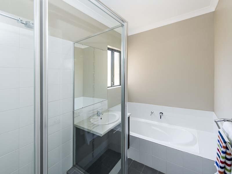 2/21 Friar Road, Armadale WA 6112