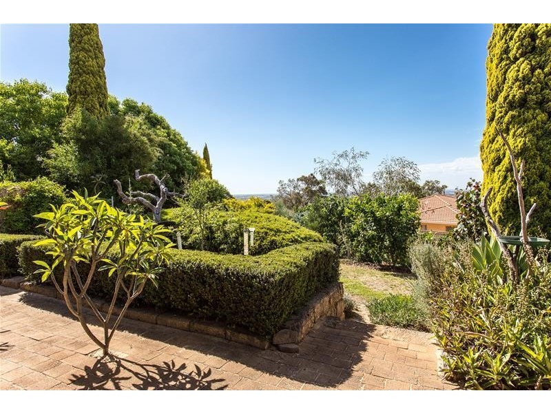 15 Vista Grove, Mount Nasura WA 6112