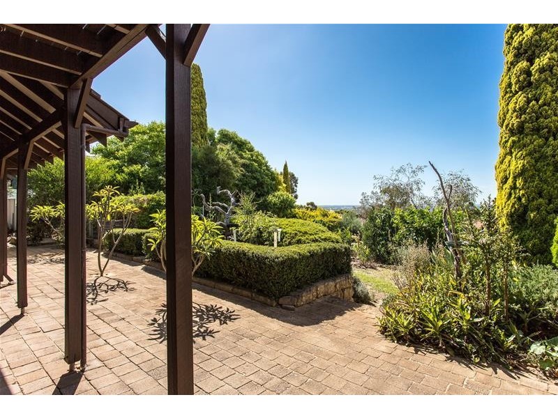 15 Vista Grove, Mount Nasura WA 6112