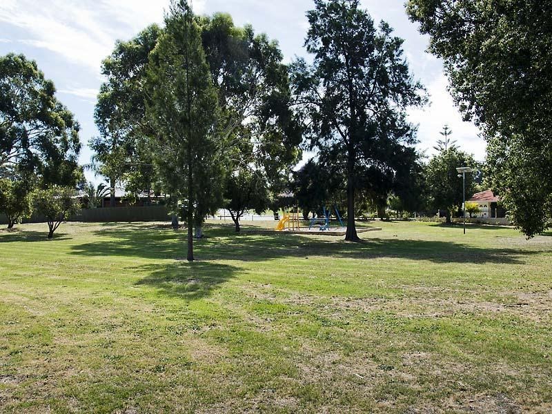 8 Troon Place, Camillo WA 6111