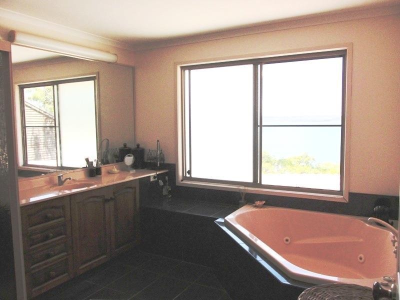 10 Koonwarra Parade, Macleay Island QLD 4184