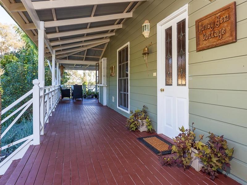 11 June Parade, Lamb Island QLD 4184