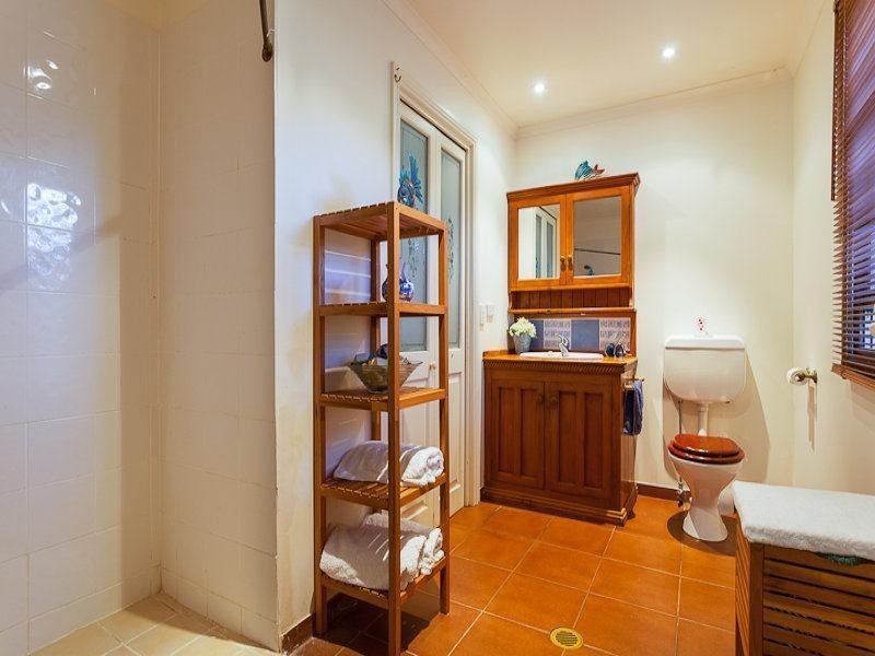 11 June Parade, Lamb Island QLD 4184