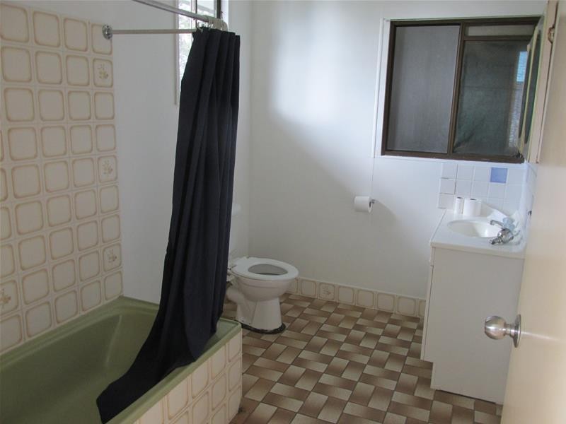 17 Hamilton Parade, Macleay Island QLD 4184