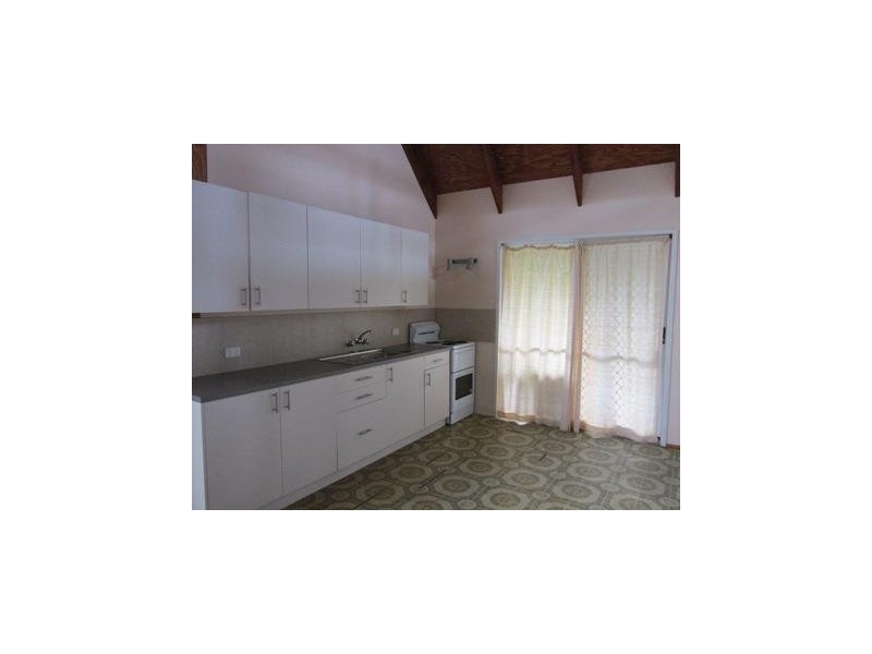 10 Coast Road, Macleay Island QLD 4184