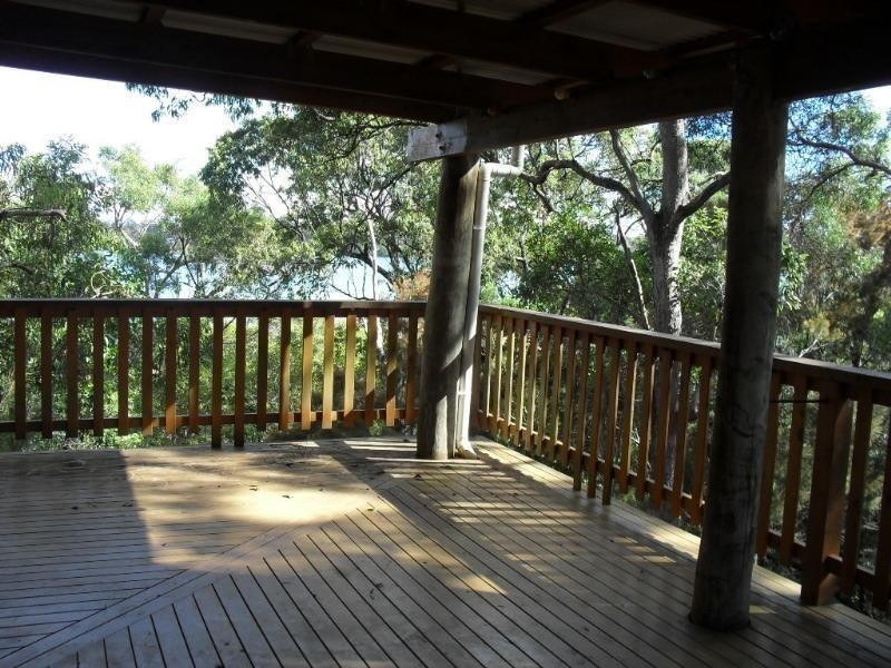 28 Calm Waters Crescent, Macleay Island QLD 4184