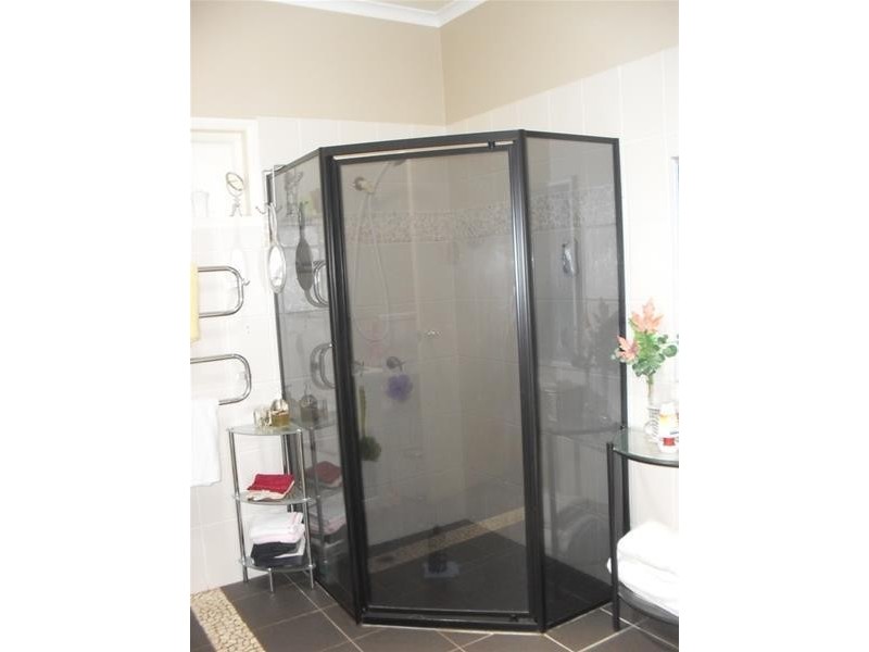 18 Coast Road, Macleay Island QLD 4184