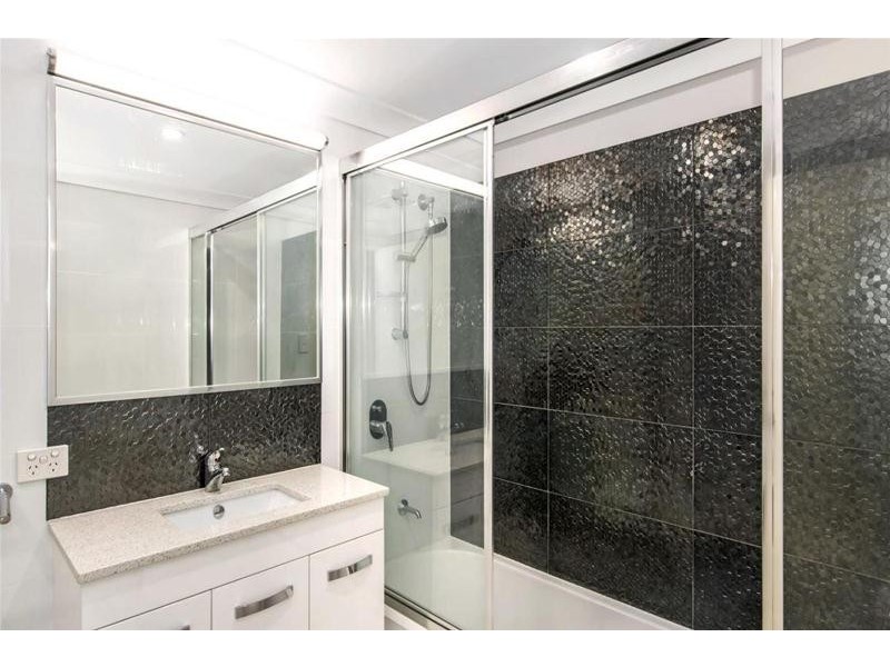 17 Norman Street, Wooloowin QLD 4030