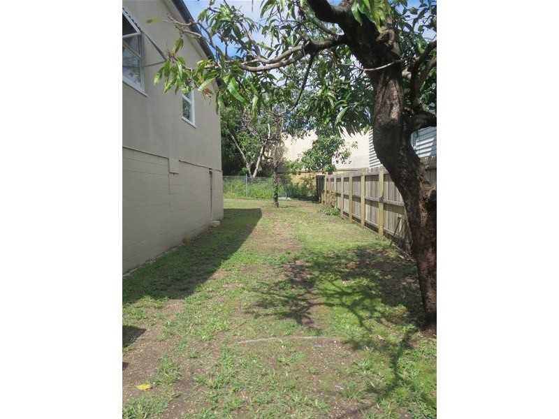 15 Mossgrove Street, Woolloongabba QLD 4102