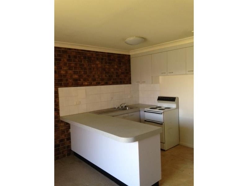 2/11 Emsworth Street, Wynnum QLD 4178