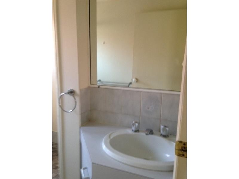 2/11 Emsworth Street, Wynnum QLD 4178