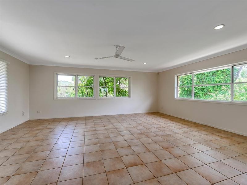 1 Kneale Street, Holland Park West QLD 4121