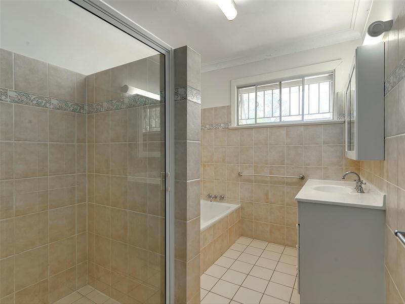 1 Kneale Street, Holland Park West QLD 4121