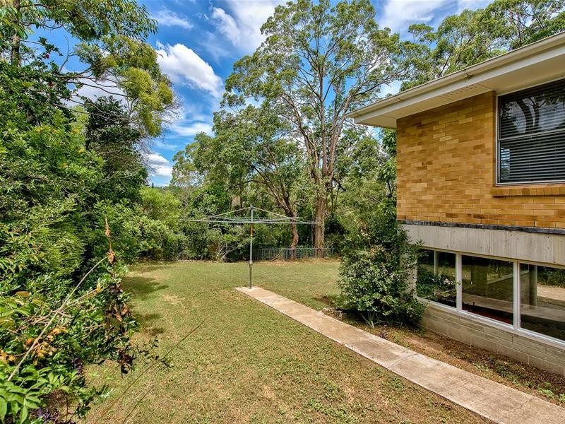 1 Kneale Street, Holland Park West QLD 4121