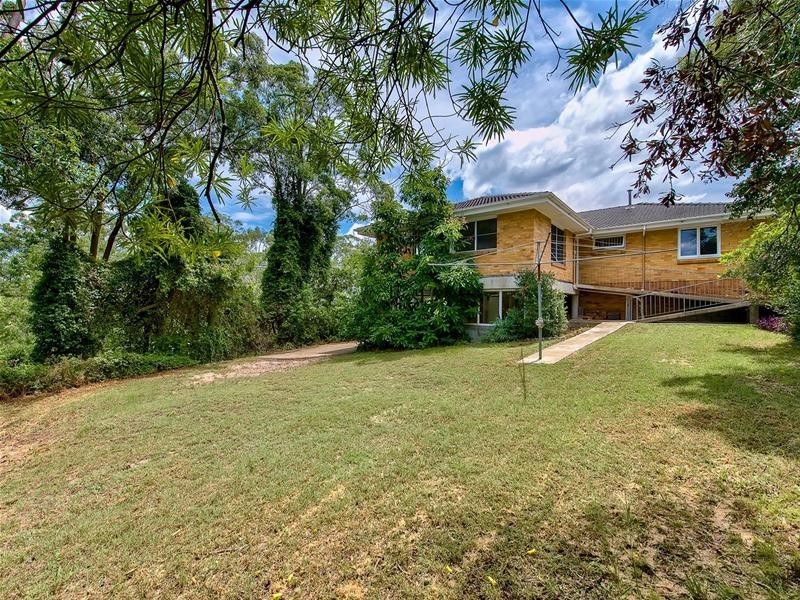 1 Kneale Street, Holland Park West QLD 4121