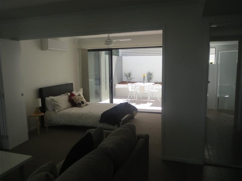 21 Fenton Street, Fairfield QLD 4103