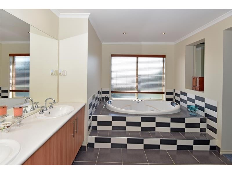 37 Trumper Crescent, Leopold VIC 3224