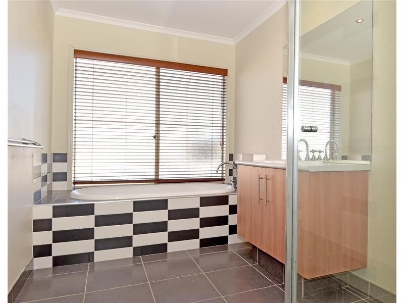 37 Trumper Crescent, Leopold VIC 3224
