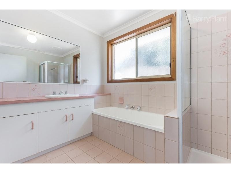 2/18 Donvale Drive (in Yarrayne St) Drive, Leopold VIC 3224