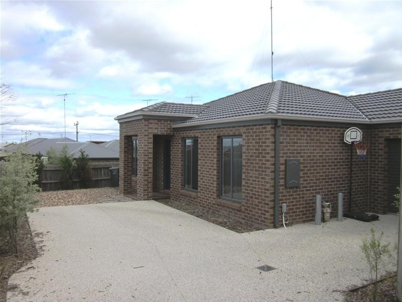 2/18 Ferguson Road, Leopold VIC 3224