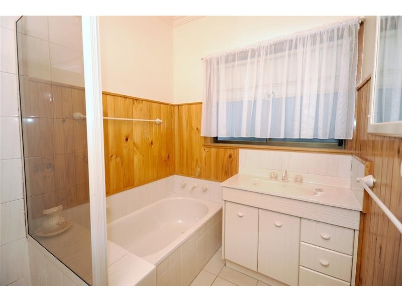 4 Harvey Avenue, Herne Hill VIC 3218