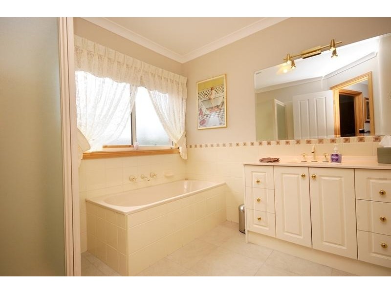 2 Morrow Crescent, Leopold VIC 3224