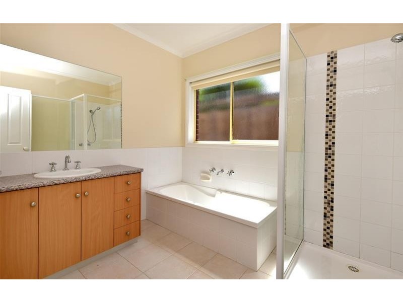 2/28 Townview Court, Leopold VIC 3224