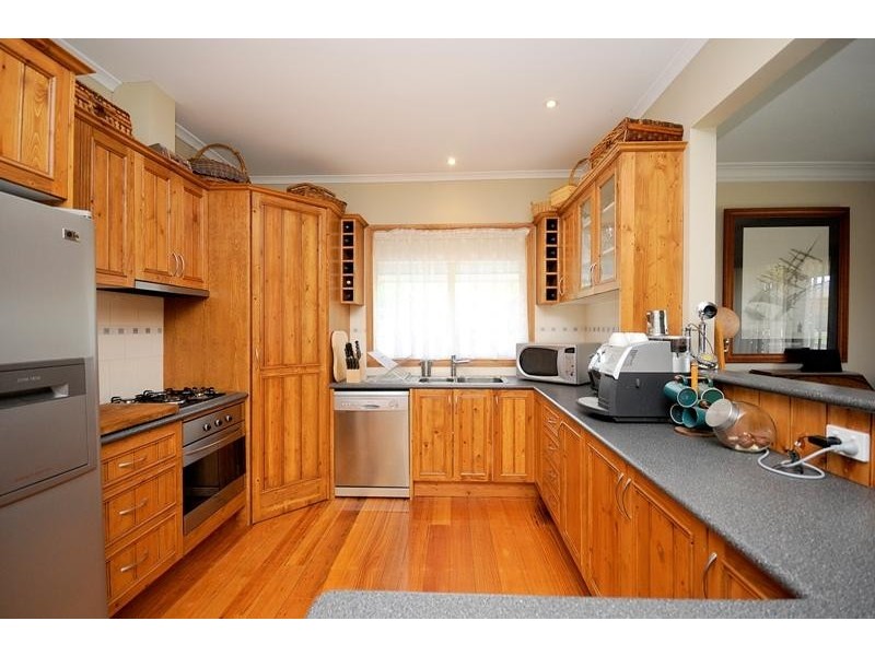 4 Helmer Crescent, East Geelong VIC 3219